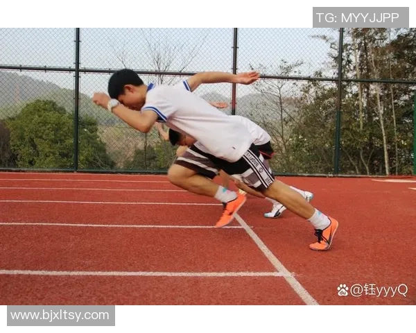 绿茵场上逐梦少年闪耀光芒唯美瞬间定格热血与优雅