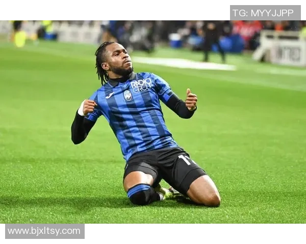 足球场上戴帽子球星闪耀全场展现非凡实力震撼观众 足球场上戴帽子球星闪耀全场展现非凡实力震撼观众